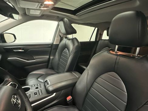 Used 2024 Toyota Highlander XLE AWD/4WD image 9