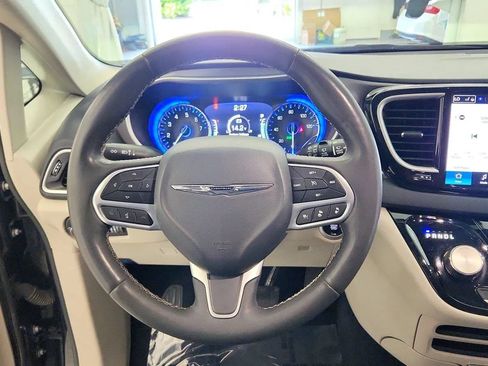 Used 2023 Chrysler Pacifica Touring-L FWD image 25