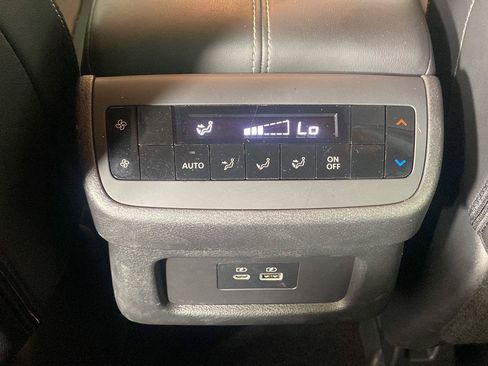Used 2023 Nissan Pathfinder SL AWD/4WD image 19