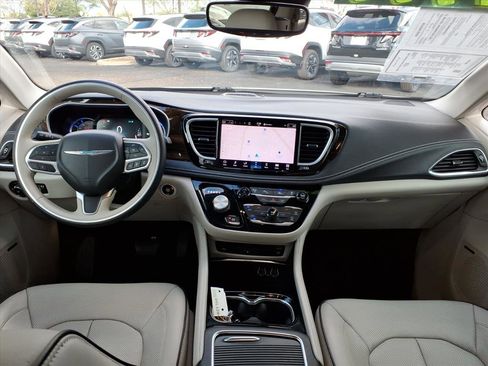 Used 2021 Chrysler Pacifica Limited w/ Uconnect Theater Family Group image 16