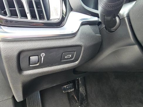 Used 2020 Volvo S60 T5 Momentum image 14