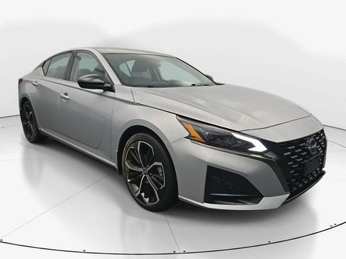 Used 2023 Nissan Altima 2.5 SR image 2