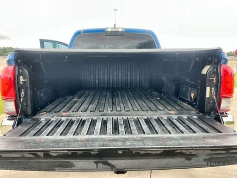Used 2018 Toyota Tacoma TRD Off-Road RWD image 20