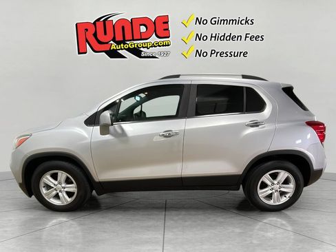 Used 2017 Chevrolet Trax LT w/ LT Convenience Package FWD image 3