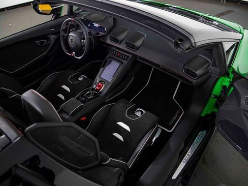 Used 2024 Lamborghini Huracan EVO image 24