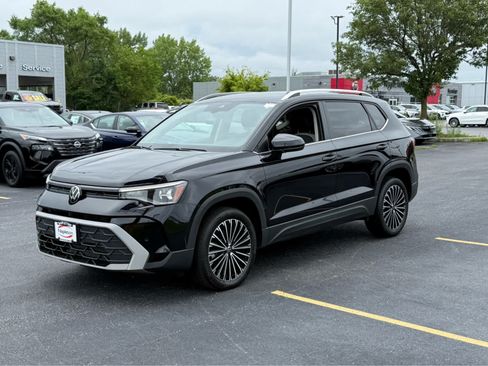 Used 2025 Volkswagen Taos SE FWD image 3