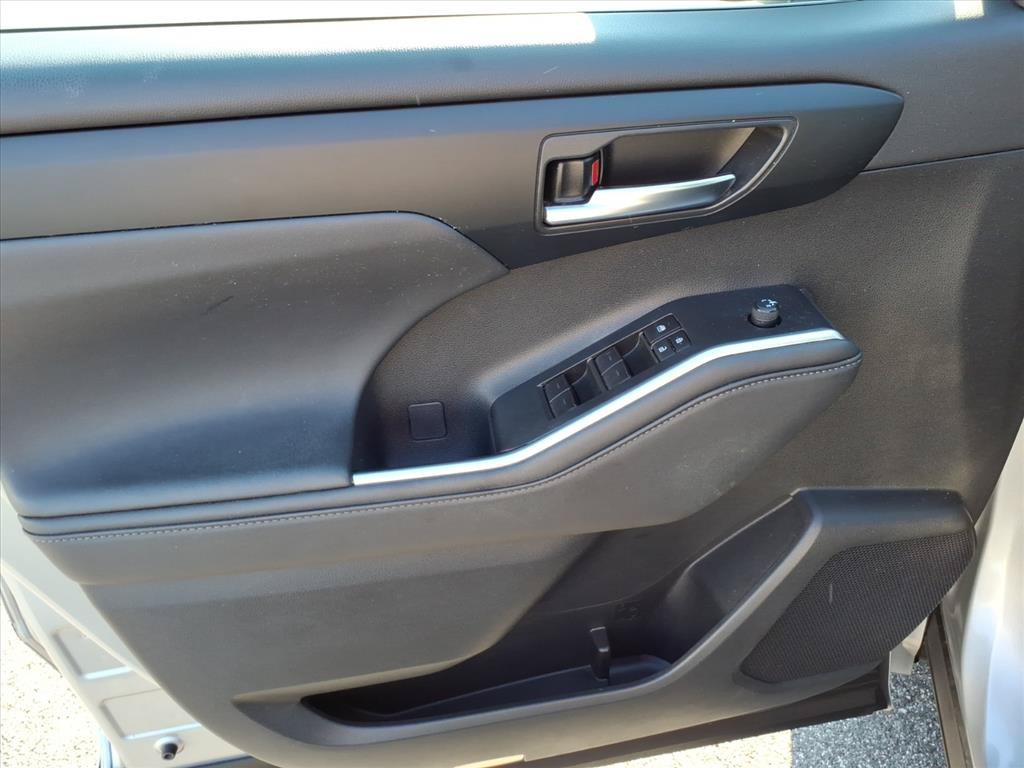 Used 2024 Toyota Highlander XLE AWD/4WD image 23