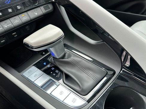 Certified 2025 Hyundai Elantra Limited FWD image 14