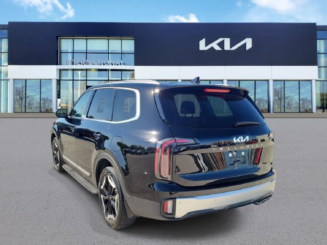Used 2024 Kia Telluride EX w/ EX Captain's Chair Package FWD image 3