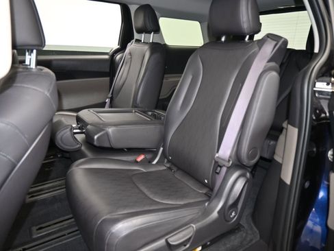 Used 2025 Kia Carnival image 34