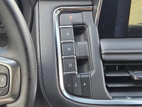 Used 2024 Chevrolet Suburban LT RWD image 14
