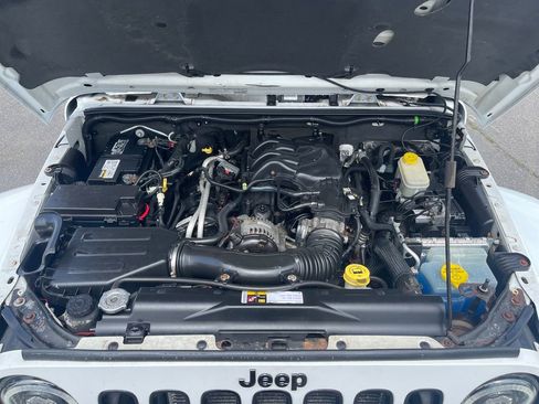 Used 2014 Jeep Wrangler Unlimited Sahara AWD/4WD image 11