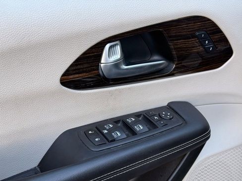 Used 2023 Chrysler Pacifica Limited image 12