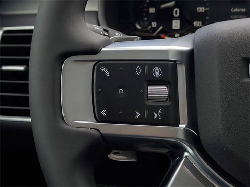 New 2025 Land Rover Discovery Dynamic SE image 18