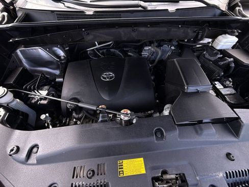 Used 2019 Toyota Highlander XLE AWD/4WD image 29