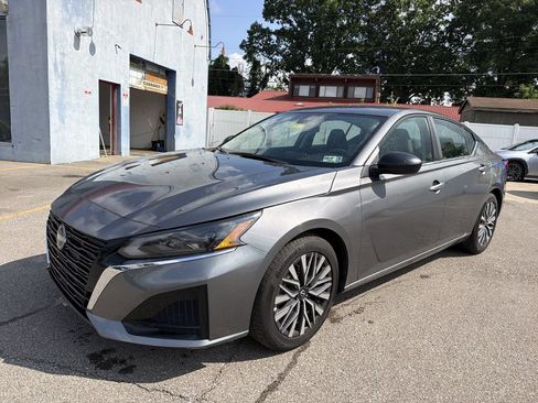 Used 2025 Nissan Altima 2.5 SV FWD image 10