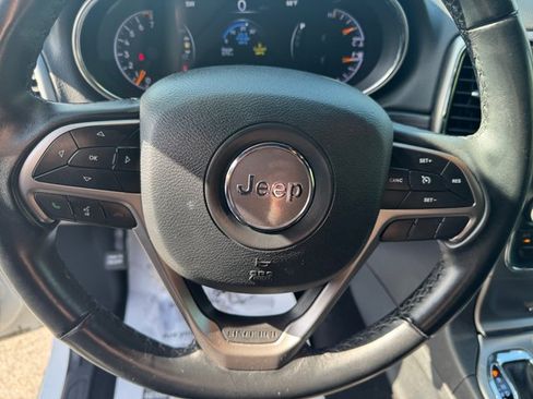 Used 2020 Jeep Grand Cherokee Laredo AWD/4WD image 17