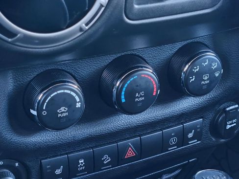 Used 2017 Jeep Wrangler Unlimited Rubicon w/ Cold Weather Group image 18