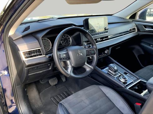 Used 2023 Mitsubishi Outlander SE AWD/4WD image 17