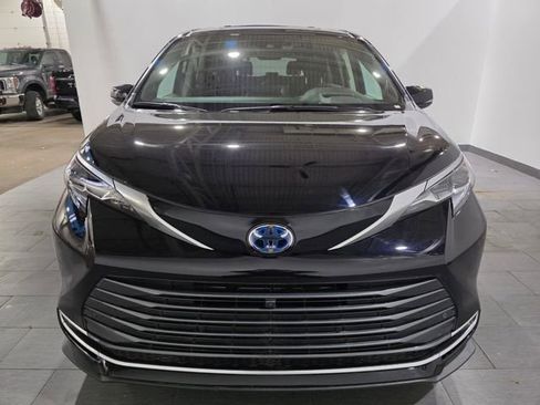 Used 2024 Toyota Sienna Platinum image 8