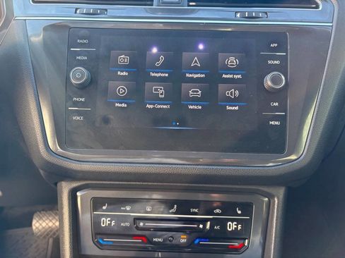 Used 2022 Volkswagen Tiguan SE image 25