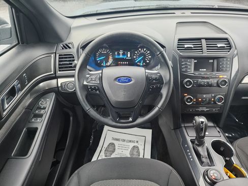 Used 2018 Ford Explorer XLT AWD/4WD image 10