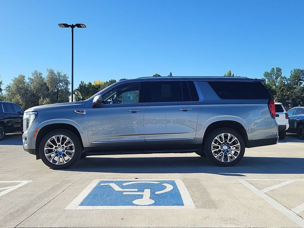 Used 2025 GMC Yukon XL Denali AWD/4WD image 5