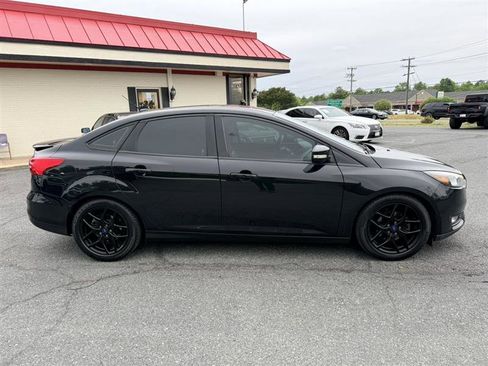 Used 2015 Ford Focus SE w/ Equipment Group 201A FWD image 4