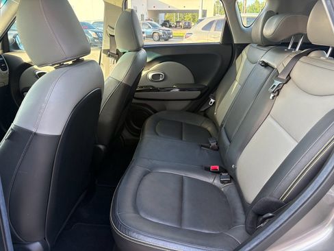 Used 2016 Kia Soul + w/ Primo Package FWD image 28