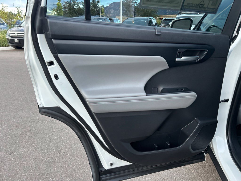 Used 2020 Toyota Highlander XLE AWD/4WD image 21