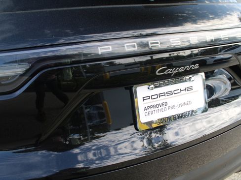 Certified 2023 Porsche Cayenne Platinum Edition image 15