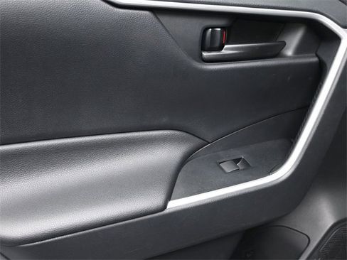 Used 2019 Toyota RAV4 LE image 11