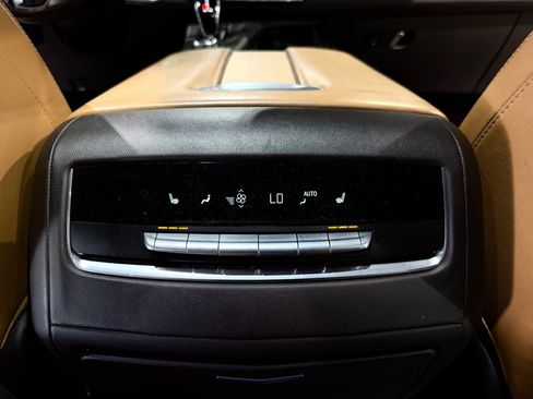 Used 2021 Cadillac Escalade ESV Premium Luxury w/ LPO, Illumination Package AWD/4WD image 28