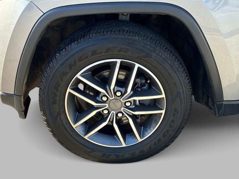 Used 2020 Jeep Grand Cherokee Limited AWD/4WD image 19