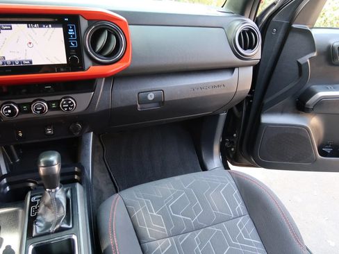 Used 2017 Toyota Tacoma TRD Sport w/ Tow Package (A/T) AWD/4WD image 30