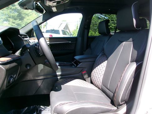 Used 2024 Jeep Grand Cherokee Summit w/ Luxury Tech Group V AWD/4WD image 7