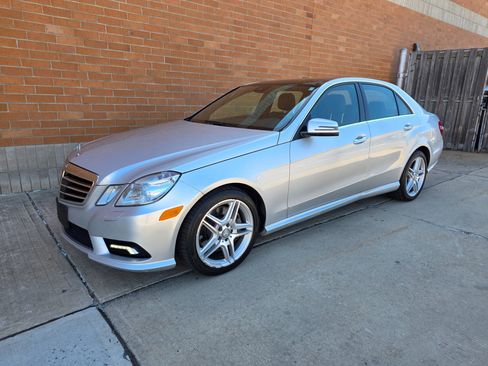 Used 2011 Mercedes-Benz E 550 4MATIC Sedan image 3