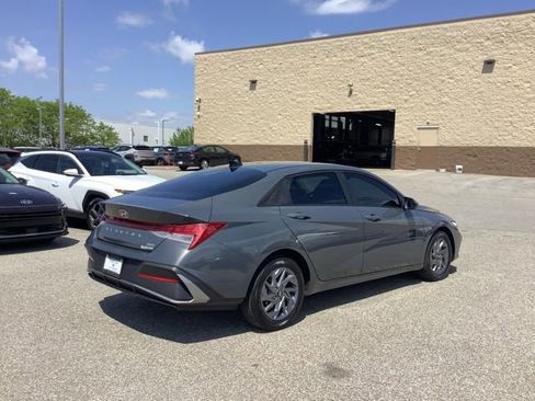 Used 2024 Hyundai Elantra Blue image 5