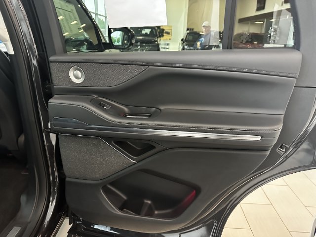 Certified 2025 Lincoln Navigator Reserve AWD/4WD image 40