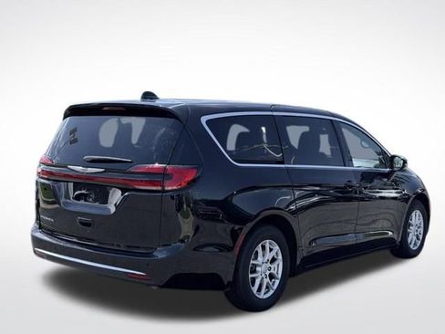Used 2025 Chrysler Pacifica Select FWD image 4