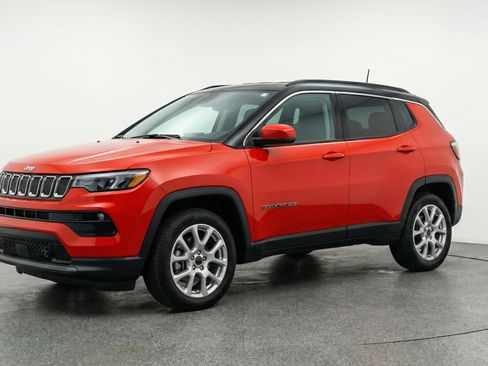 Used 2025 Jeep Compass Limited AWD/4WD image 3