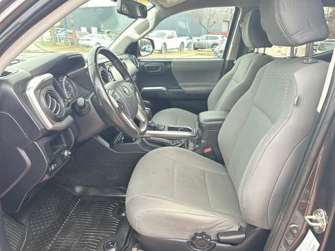 Used 2017 Toyota Tacoma SR5 w/ Tow Package image 9