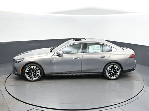 New 2026 BMW 530i xDrive w/ Premium Package AWD/4WD image 32