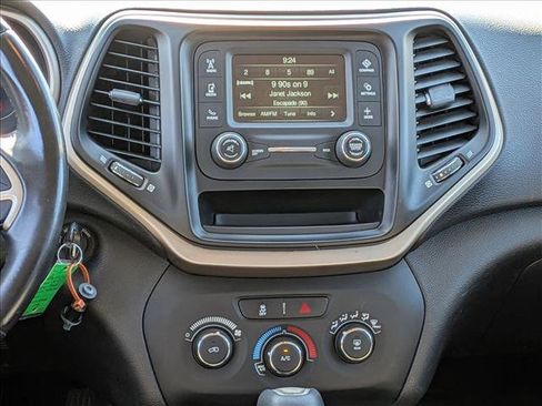 Used 2017 Jeep Cherokee Sport FWD image 12