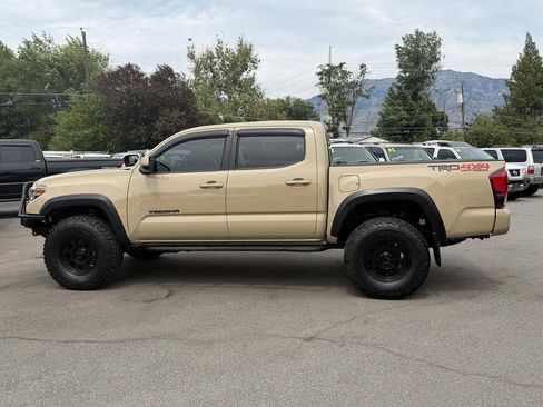 Used 2018 Toyota Tacoma TRD Off-Road w/ Technology Package AWD/4WD image 4