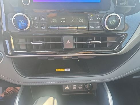 Used 2023 Toyota Highlander XLE AWD/4WD image 15