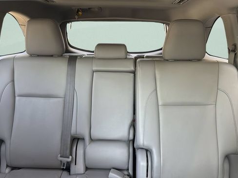 Used 2019 Toyota Highlander XLE AWD/4WD image 18