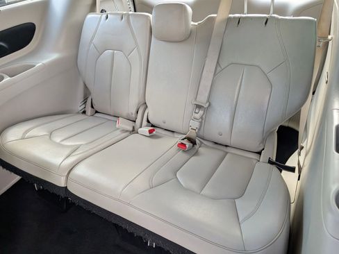 Used 2017 Chrysler Pacifica Touring-L w/ Tire & Wheel Group image 13