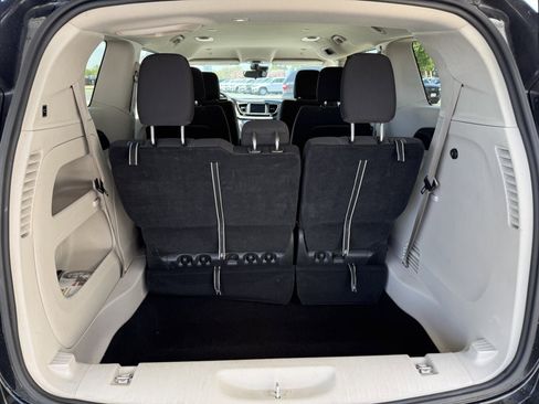 Used 2023 Chrysler Voyager LX FWD image 17