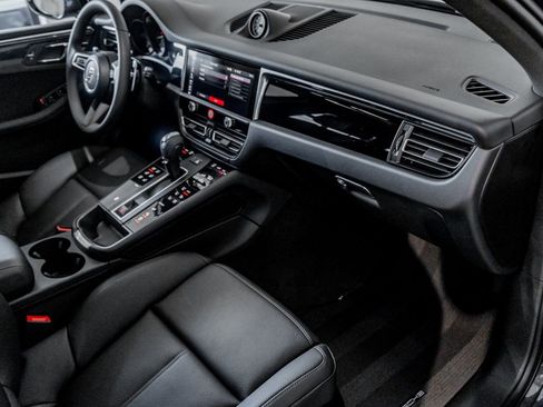 Certified 2025 Porsche Macan image 32